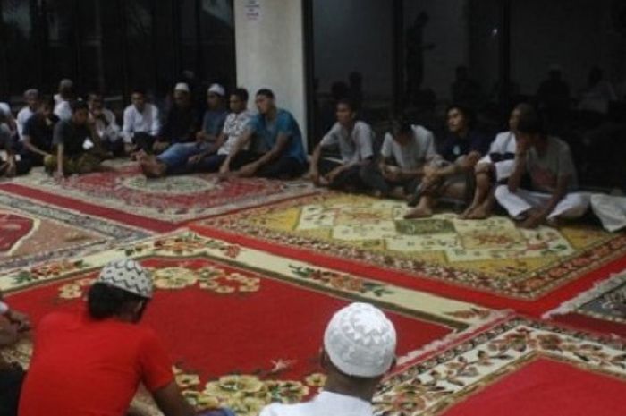 Suasana berbuka puasa yang dilakukan oleh manajemen Martapura FC, bareng suporter dan pemain, di Stadion Demang Lehman, Sabtu (9/6/2018)