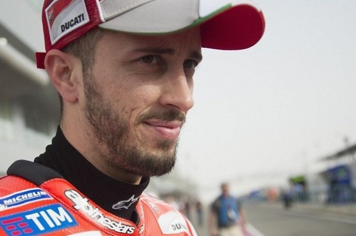 Pebalap Ducati asal Italia, Andrea Dovizioso, berpose ketika mengikuti sesi latihan bebas pertama di Sirkuit Losail, Qatar, Kamis (17/3/2016).