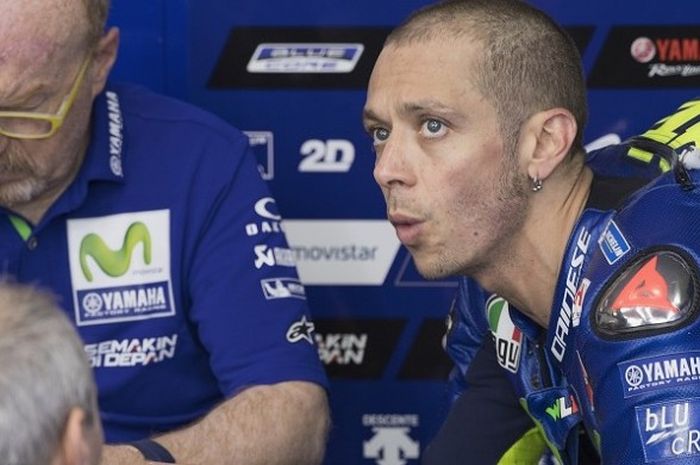 Pebalap Movistar Yamaha, Valentino Rossi,, berada di paddock pada sesi kualifikasi GP Argentina di Autodromo Termas de Rio Hondo, Sabtu (8/4/2017).