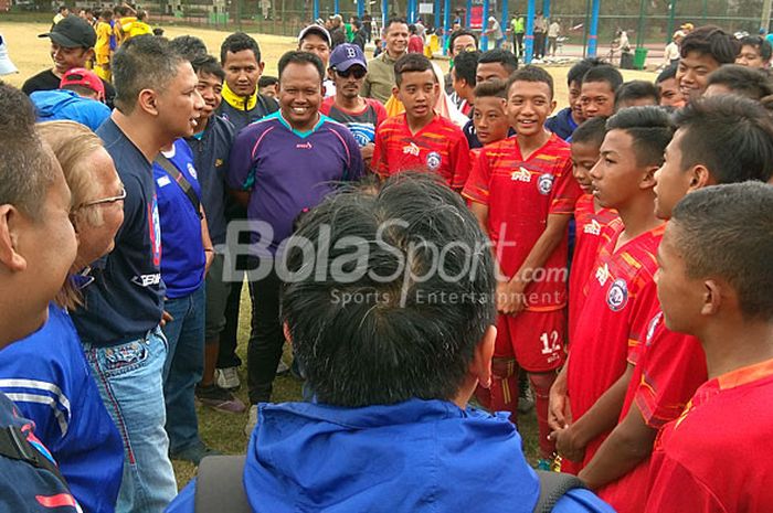 CEO Arema FC Iwan Budianto saat berbincang dengan tim Akademi Arema U-14 di Lapangan Luar Stadion Gajayana Kota Malang, Sabtu (11/8/2018).