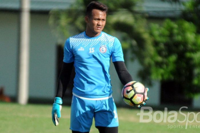 Andriyas Francisco,  kiper Akademi Arema saat mengikuti sesi latihan bersama Arema FC di Lapangan Arhanud,  Karangploso,  Kabupaten Malang pada (11/10/2017).