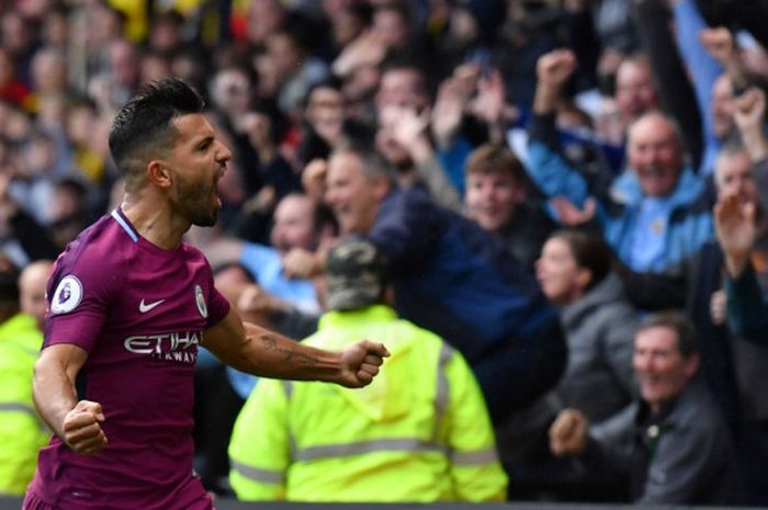 Striker Manchester City, Sergio Aguero, merayakan gol yang dia cetak ke gawang Watford dalam laga Liga Inggris di Stadion Vicarage Road, Watford, pada 16 September 2017.