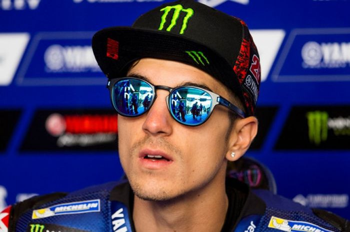 Pebalap Movistar Yamaha MotoGP asal Spanyol, Maverick Vinales, bereaksi saat berad di paddock pada sesi latihan bebas pertama GP Jerman di Sachsenring, Jumat (30/6/2017).