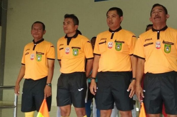  Heru Santoso (kedua dari kiri), bersiap memasuki lapangan Stadion Manahan, Solo, dalam pertandingan Persis Solo versus Persiba Bantul, Kamis (3/8/2017). 