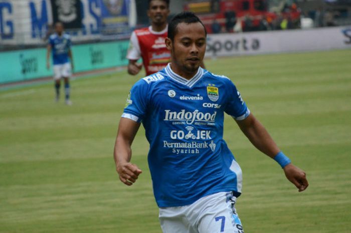 Pemain Persib Bandung, Atep saat mencoba penetrasi ke daerah pertahanan Arema di Stadion Gelora Band