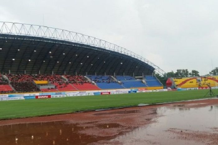 Suasana stadion Gelora Jakabaring, jelang pertandingan Persib Bandung melawan Sriwijaya FC, Minggu (1/4/2018). Meski hujan sempat mengguyur Palembang dan sekitarnya namun suporter tetap memenuhi stadion. 