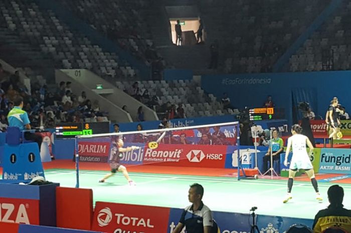 Pebulu tangkis tunggal putri Indonesia, Fitriani, berhadapan dengan pebulu tangkis tunggal putri Thailand, Ratchanok Intanon di babak pertama Indonesia Open 2018, Selasa, (3/7/2018) di Istora Senayan, Jakarta.