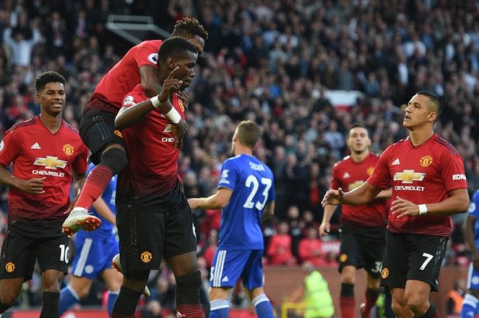  Gelandang Manchester United, Paul Pogba (tengah), merayakan gol yang dicetak bersama Alexis Sanchez (kanan) dan Fred (kedua dari kiri) dalam laga Liga Inggris kontra Leicester City di Stadion Old Trafford, Manchester pada 10 Agustus 2018. 