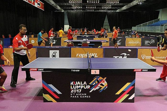 Atlet tenis meja Indonesia (kiri) menjalani kualifikasi ASEAN Para Games 2017 di Mitec, Kuala Lumpur, Jumat (15/9/2017).