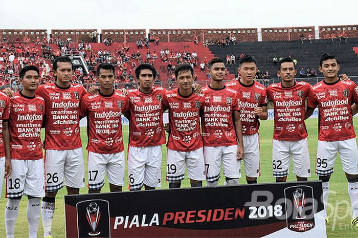 Skuat Bali United berpose menjelang dimulainya laga melawan PSPS Riau dalam laga Grup D Piala Presiden 2018 di Stadion Kapten I Wayan Dipta, Gianyar, Rabu (24/1/2018).