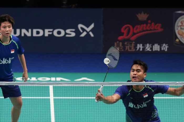 Pasangan ganda campuran Indonesia, Tontowi Ahmad/Liliyana Natsir, saat menghadapi Zhang Nan/Li Yinhui (China) pada babak perempat final turnamen Denmark Terbuka di Odense Sports Park, Jumat (20/10/2017).