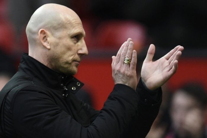 Reaksi pelatih Reading, Jaap Stam, dalam partai Piala FA lawan Manchester United di Old Trafford, 7 Januari 2017.