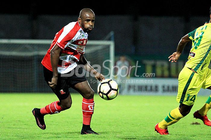 Aksi Striker Madura United, Greg Nwokolo, saat tampil melawan Kedah FA pada hari ketiga Suramadu Super Cup 2018 di Stadion Gelora Bangkalan, Jawa Timur, Selasa (09/01/2018) malam.