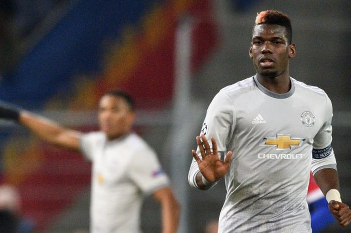 Reaksi gelandang Manchester United, Paul Pogba, dalam laga Grup A Liga Champions kontra FC Basel di Stadion St. Jakob-Park, Basel, Swiss, pada 22 November 2017.