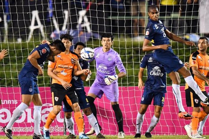 Para pemain Chiangrai United (oren) menekan pertahanan Buriram United pada laga Thailand Champions Cup 2018 di di Stadion Supachalasai, Bangkok, 19 Januari 2018. 