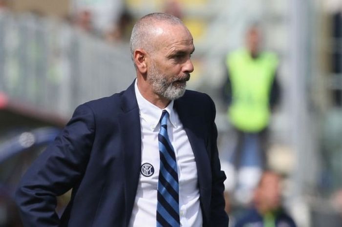 Reaksi pelatih Inter Milan, Stefano Pioli, dalam laga Serie A kontra Crotone di Stadon Comunale Ezio Scida, Crotone, Italia, pada 9 April 2017.