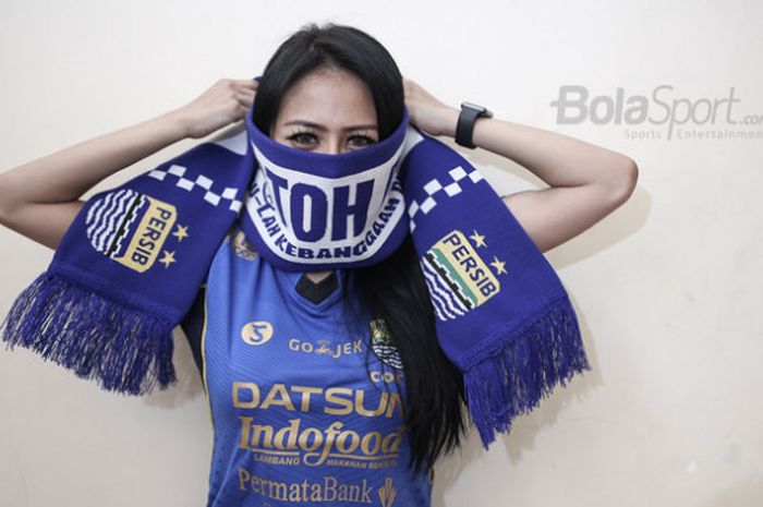 Jelly Jelo, wanita penggemar Persib saat berkunjung ke markas Tabloid BOLA dan BolaSport.com di Jakarta pada Selasa (3/10/2017).