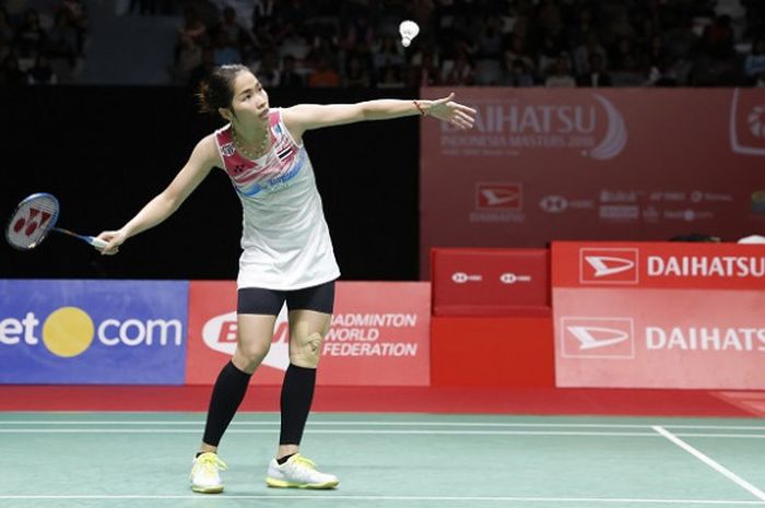 Pebulu tangkis tunggal putri Thailand, Ratchanok Intanon,melakukan servis pada babak perempat final Indonesia Masters 2018 di Istora Senayan, Jakarta, Jumat (26/1/2018).