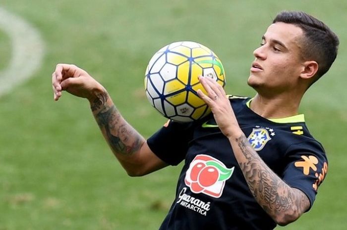 Pemain tim nasional Brasil, Philippe Coutinho, menjalani sesi latihan di Stadion Mineirao, Belo Horizonte, Rabu (9/11/2016). 