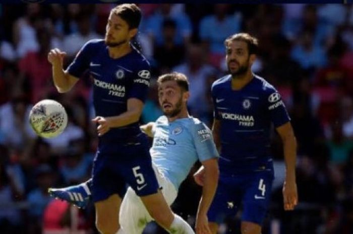 Pemain Chelsea, Cesc Fabregas dan Chelsea, berduel dengan pemain Manchester CIty, Bernardo Silva