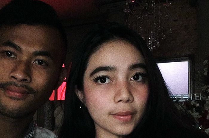 Kiper Timnas U-19 Indonesia, Aqil Savik (kiri) bersama kekasihnya, Yolanda Restu Aulia Pasya (kanan).