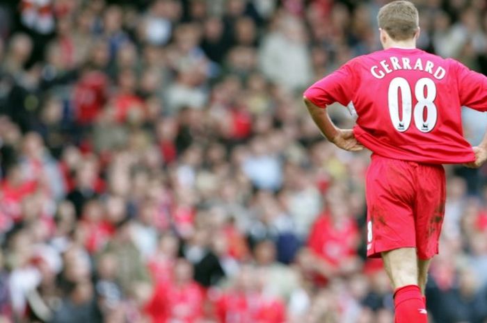 Steven Gerrard berjalan meninggalkan lapangan usai menerima kartu merah dalam pertandingan Premier League antara Liverpool versus Everto, 25 Maret 2006.