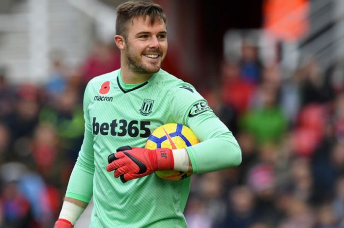 Ekspresi kiper Stoke City, Jack Butland, dalam laga Liga Inggris 2017-2018 menghadapi Leicester City di Stadion Bet365, Stoke-on-Trent, Inggris, pada 4 November 2017.