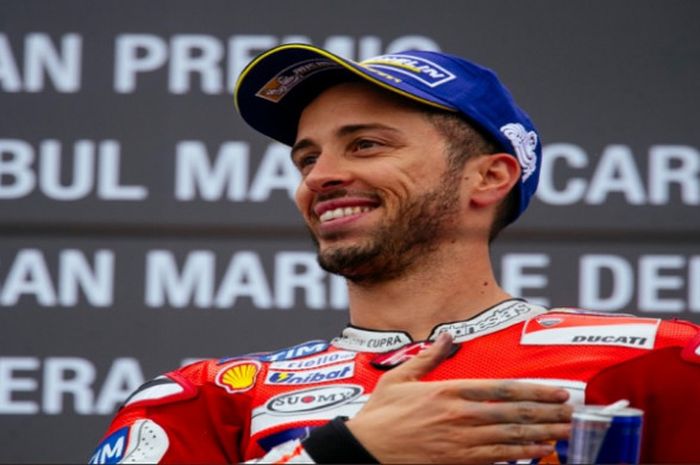 Andrea Dovizioso tampak bahagia saat berhasil untuk pertama kali mencicipi podium di GP San Marino (10/9/2017).