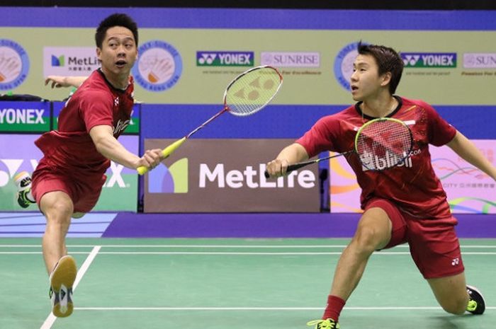 Pasangan ganda putra Indonesia, Marcus Fernaldi Gideon/Kevin Sanjaya Sukamuljo, mengembalikan kok ke arah Li Junhui/Liu Yuchen (China). Marcus/Kevin menang 21-13,1 6-21, 21-13 atas Li/Liu pada semifinal Hong Kong Terbuka yang berlangsung di Hong Kong Coliseum, Sabtu (25/11/2017).