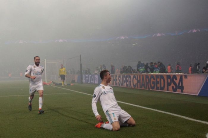 Megabintang Real Madrid, Cristiano Ronaldo (kanan), merayakan gol yang dia cetak ke gawang Paris Saint-Germain dalam laga leg kedua babak 16 besar Liga Champions di Stadion Parc des Princes, Paris, Prancis, pada 6 Maret 2018.