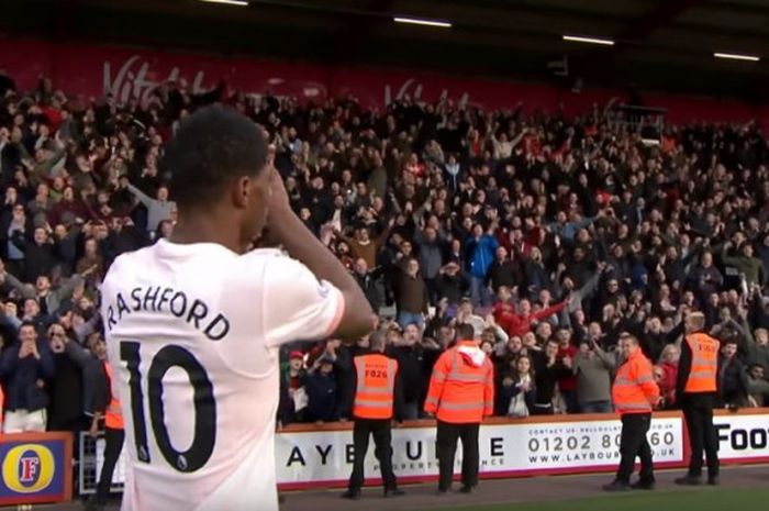  Striker Manchester United, Marcurs Rashford, memberikan tepuk tangan apresiasi bagi fan yang hadir di pertandingan melawan Bournemouth pada Sabtu (3/11/2018) di Stadion Vitality.  