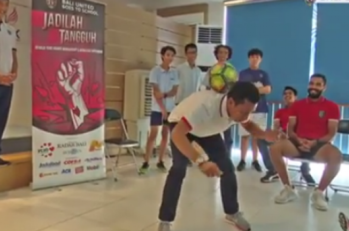 Coach Bali United Widodo melakukan aksi juggling di depan siswa Sekolah Lentera kasih, Bali (31/8/2017)