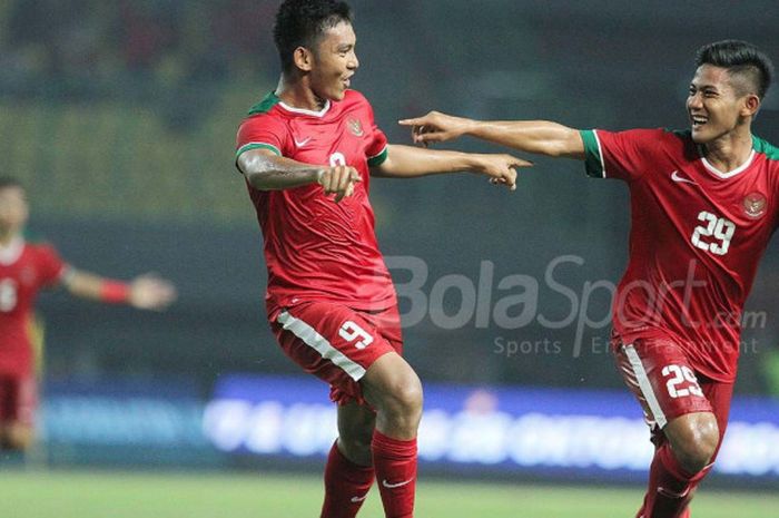 Penyerang Timnas U-19 Indonesia, Rafli Mursalim, merayakan gol ke gawang Timnas U-19 Kamboja bersama Firza Andika dalam laga di Stadion Patriot Candrabhaga, Rabu (4/10/2017).