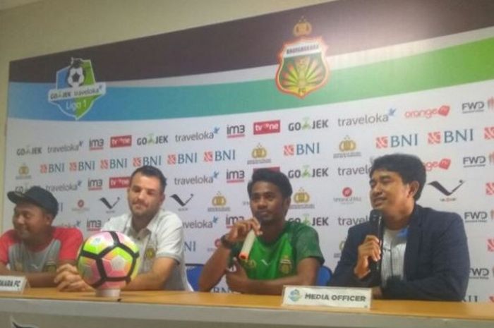 Pelatih Bhayangkara FC, Simon McMenemey (dua dari kiri) dan Ilham Udin Armaiyn (tiga dari kiri) memberikan keterangan dalam konferensi pers jelang melawan Persija Jakarta, Sabtu (11/11/2017). 