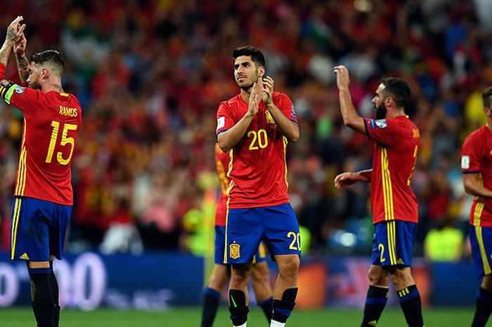 Pemain timnas Spanyol membalas aplaus pendukungnya usai laga melawan Italia dalam babak Kualifikasi Piala DUnia 2018 di Stadion Santiago Bernabeu, Madrid, Spanyol, pada 2 September 2017.