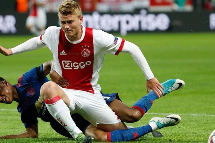 Bek Ajax, Matthijs de Ligt (kanan), berebut bola dengan striker Manchester United, Marcus Rashford, saat laga final Liga Europa 2016-2017 di Stadion Friends Arena, Stockholm, (24/5/2017).