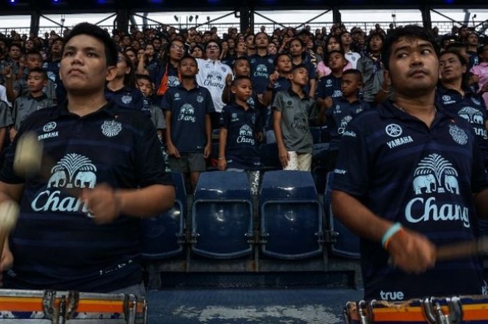 Suporter klub kontestan Liga Primer Thailand, Buriram United, saat beraksi mendukung tim kesayangannya di stadion. 