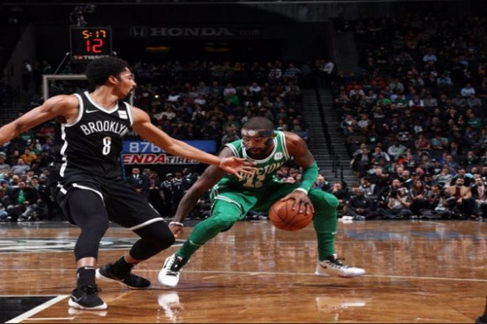 Aksi Kyrie Irving (seragam hijau) saat membawa Boston Celtics mengalahkan Brooklyn Nets 109-102 pada laga lanjutan NBA musim 2017/18, Selasa (14/11/2017) waktu AS.