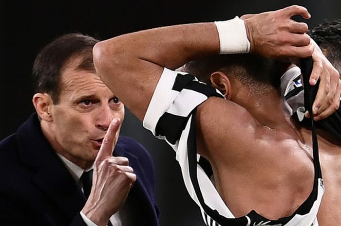 Pelatih Juventus, Massimiliano Allegri (kiri), berbicara dengan Medhi Benatia yang bajunya dirobek gelandang Atalanta, Marten de Roon, dalam laga Liga Italia di Stadion Allianz, Turin, pada 14 Maret 2018.