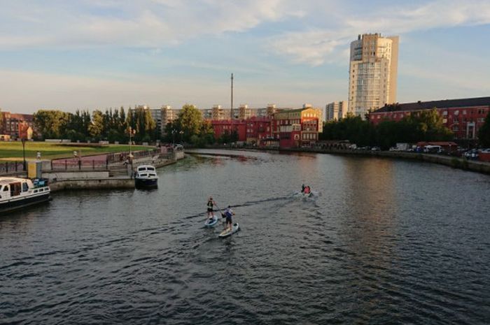 Lanskap kota Kaliningrad dengan pemandangan Sungai Pregolya.