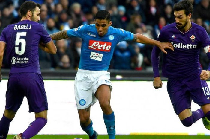 Pemain Fiorentina, Milan Badelj (kiri), dan Davide Astori (kanan), berupaya menghentikan laju pemain Napoli, Allan, pada laga Liga Italia di San Paolo, Napoli, 10 Desember 2017.