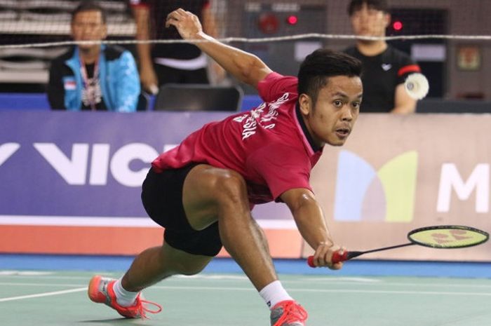 Pebulu tangkis tunggal putra nasional, Anthony Sinisuka Ginting, mengembalikan kok ke arah Kenta Nishimoto (Jepang)_, pada babak perempat final Korea Terbuka yang berlangsung di SK Handball Stadium, Jumat (15/9/2017).