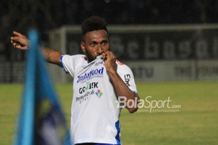 Patrich Wanggai mencium logo Persib Bandung pada laga kontra PS Tira, di Stadion Sultan Agung, Bantul, Senin (30/7/2018).