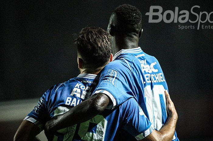           Striker Persib Bandung, Ezechiel N'Douassel (kanan), merayakan gol bersama rekan setimnya, Jonathan Bauman, saat melawan PSM Makassar pada pekan kesepuluh Liga 1 2018 di Stadion GBLA, Bandung, Rabu(23/05/18).          