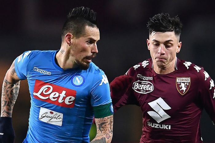 Gelandang Torino, Daniele Baselli (kanan), berduel dengan pemain Napoli, Marek Hamsik, dalam pertandingan Liga Italia di Stadion Grande Torino, Turin, Italia, 16 Desember 2017.