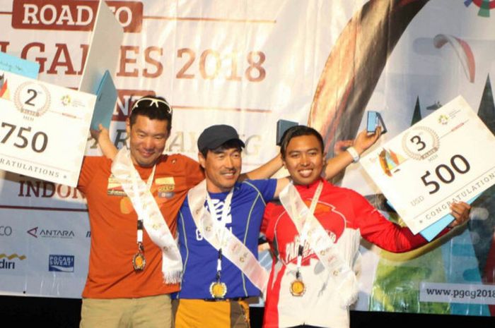 Atlet paralayang nasional Indonesia, Roni Pratama (kanan), berpose dengan Hong Pil-pyo (Korea Selatan) dan Yoshiki Kuremoto (Jepang) di podium Piala Asia II Paralayang di Gunung Mas, Puncak, Bogor, Jawa Barat, Senin (14/8/2017). Roni meraih perunggu pada nomor lintas alam.