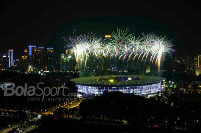 Salah satu momen kemeriahan acara Opening Ceremony Asian Games 2018 saat kembang api mewarnai Stadion Utama Gelora Bung Karno, Jakarta, Sabtu (18/8/2018).  