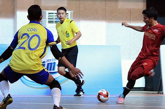 Pemain Universitas Brawijaya, Hamzah Syahid Ramadhan menembak ke arah gawang Universitas Islam Kadiri dalam laga pembuka ajang futsal Liga Mahasiswa East Java Conference - Subconference Malang (EJC Malang) 2018 di GOR Ken Arok, Malang, Minggu (7/10/2018).