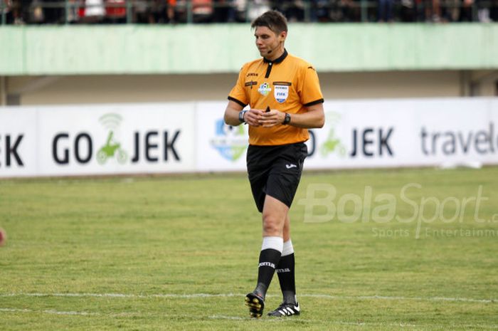 Wasit Evans Shaun Robert yang memimpin pertandingan Liga 1 antara Persija Jakarta vs Persib Bandung di Stadion Manahan, Solo, Jumat (3/11/2017) sore WIB.