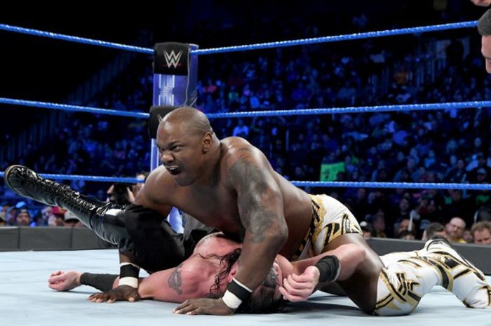 Pegulat WWE, Shelton Benjamin (celana putih).